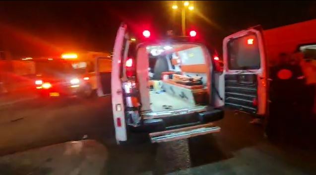 ארבעה פצועים עם פציעות חודרות ברחוב חלוציה התעשייה בחיפה (צילום: מד"א)