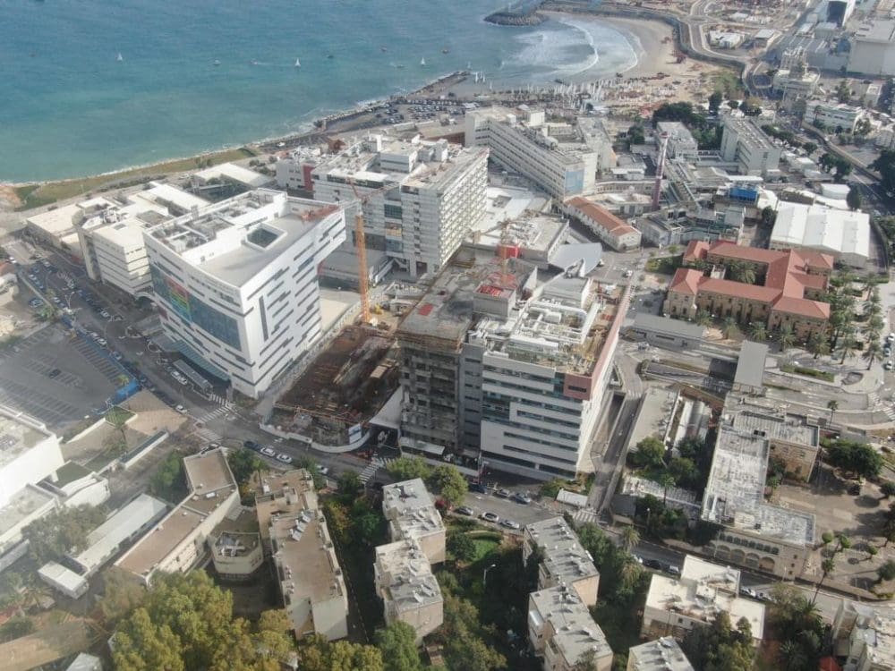 חיפה • רמב"ם והחוף השקט ברקע (צילום רחפן: מרום בן אריה)