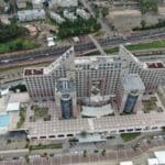 חיפה • מלון מרידיאן ומאחוריו שכונת נווה דוד (צילום רחפן: מרום בן אריה)