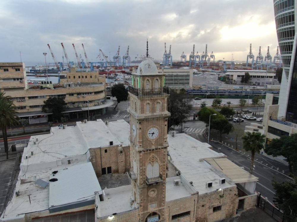 חיפה • מגדל השעון של המסגד הגדול (צילום רחפן: מרום בן אריה)