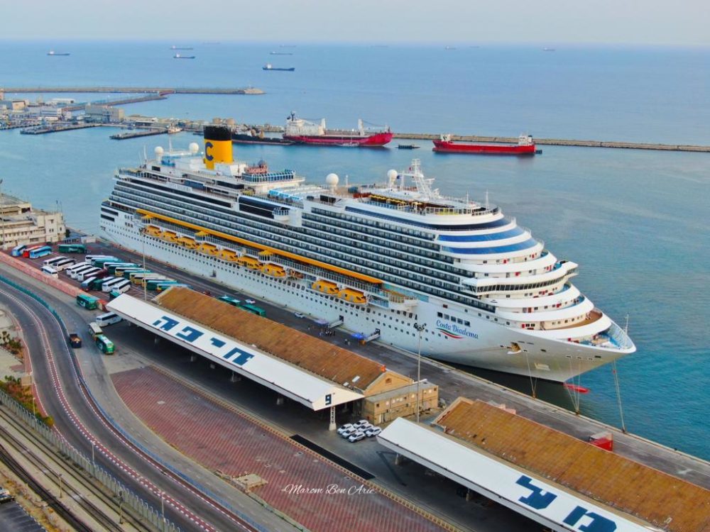 חיפה • ספינת טיולים עוגנת במסוף הנוסעים בנמל חיפה (צילום רחפן: מרום בן אריה)