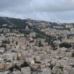 חיפה • הגנים הבהאים ושכונת ואדי ניסנאס (צילום רחפן: מרום בן-אריה)