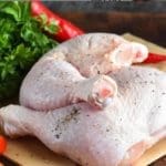 אטליז סולח בחיפה • כרעיים עוף (צילום:  שלומי בגדדי)