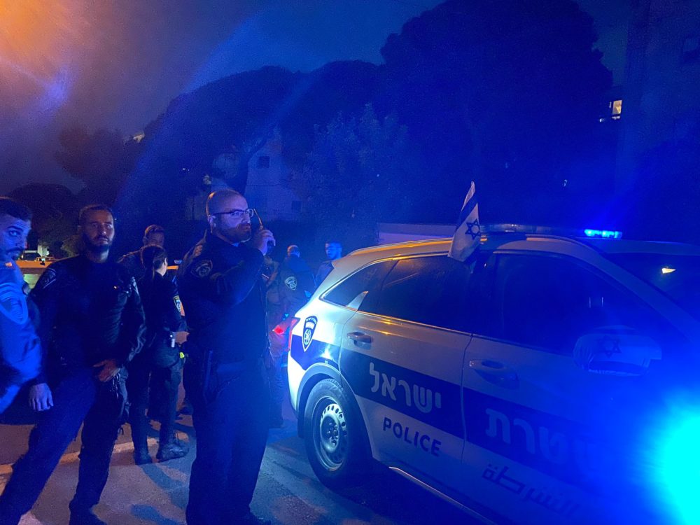 פיזור הפגנה לא-חוקית מול ביתה של הד״ר שרון אלרואי פרייס בחיפה (צילום: משטרת ישראל)