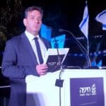 מנחה הטקס גיל שנברג – טקס יום הזיכרון בשכונת קריית אליעזר בחיפה (צילום: אדיר יזירף)