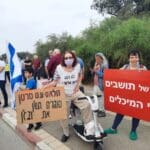 המחאה מול מכלי הדלק של תש"ן (צילום: עליזה ברקן)
