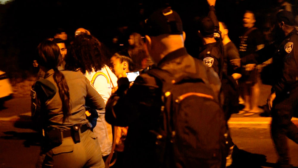 מעצר מפגינה מול ביתה של שרון אלרעי פרייס (צילום: ירון כרמי - חי פה)