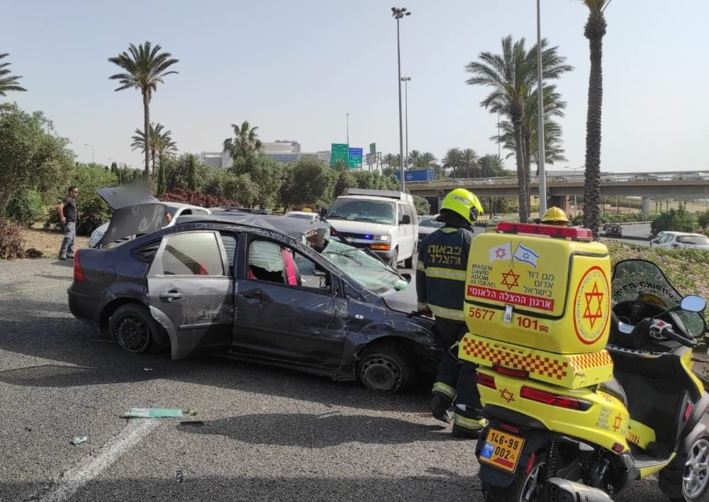 תאונת דרכים בדרום חיפה (צילום: מדא)