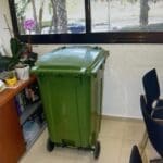 הפח בתוכו הסתיר החשוד את המוצרים (צילום: דוברות המשטרה)