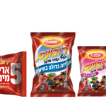 דובונים – אסם אוספת המוצר מהמדפים (צילום באדיבות החברה)