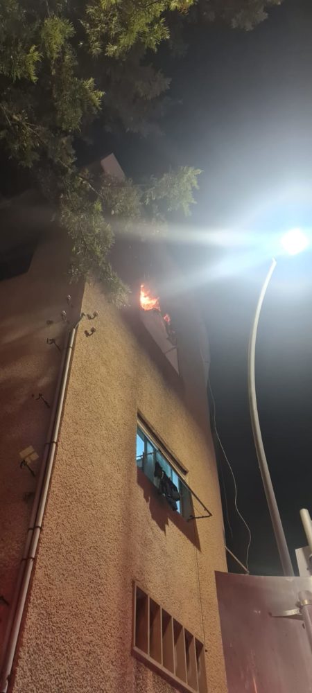 שריפה בדירת מגורים ברחוב החלוץ בחיפה (צילום: כבאות והצלה)