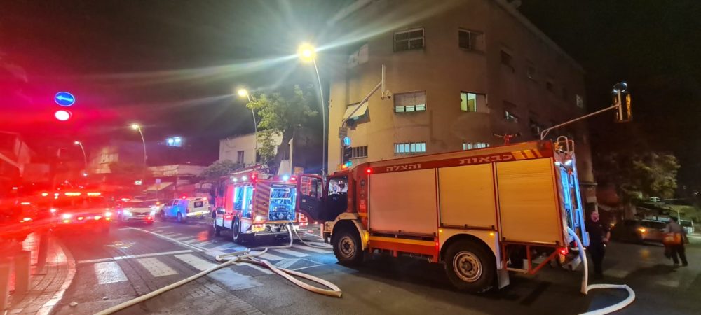 שריפה בדירת מגורים ברחוב החלוץ בחיפה (צילום: כבאות והצלה)