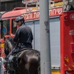 צוות כבאות והצלה ופרשי משטרה מאבטחים את מצעד הגאווה בחיפה (צילום: ירון כרמי)