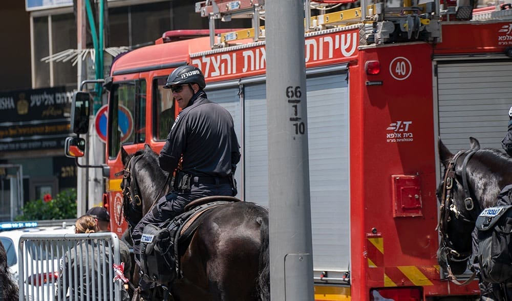 צוות כבאות והצלה ופרשי משטרה מאבטחים את מצעד הגאווה בחיפה (צילום: ירון כרמי)