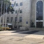 חיפה • היכל עיריית חיפה ולידו פוד טראק (צילום: ירון כרמי)