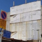 טיילת חולדה – שלט מתפורר וטיילת סגורה  (צילום: יריב שגיא)