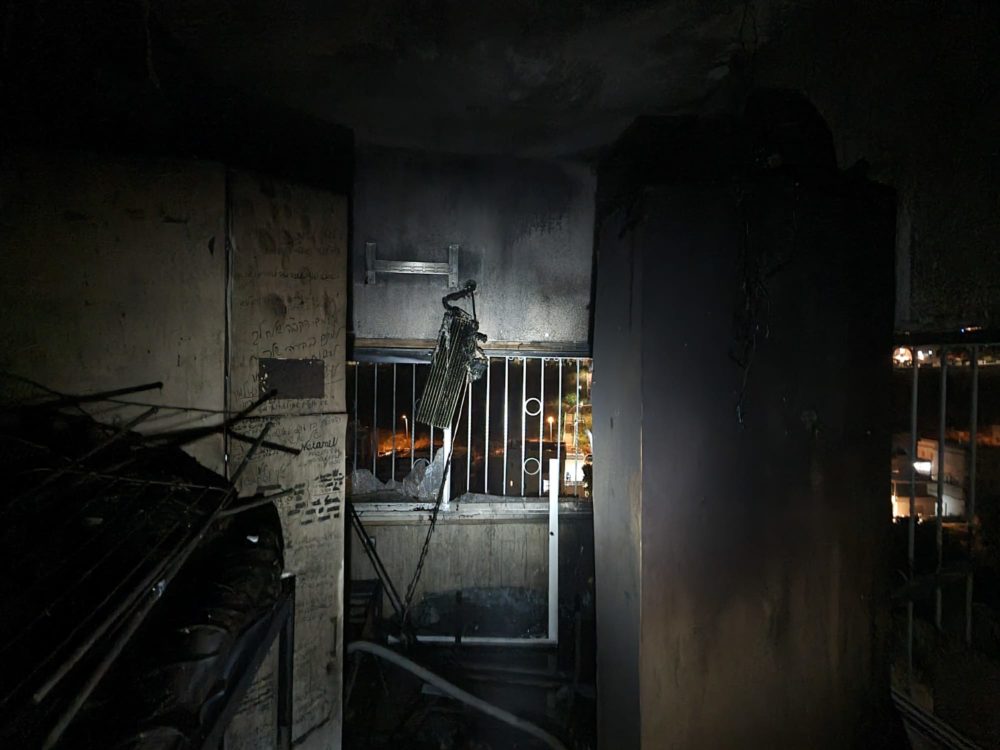 עשרים וחמישה תלמידה ישיבה נלכדו בבניין שעלה באש בישוב רכסים (צילום: כבאות והצלה)