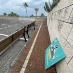 חיפה • עמדת פוד טראק שננטשה מול מערת אליהו (צילום: ירון כרמי)