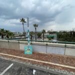 חיפה • עמדת פוד טראק שננטשה מול מערת אליהו (צילום: ירון כרמי)