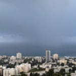 ענן גשם מעל הים – אביב – 14/6/22 – גשם קל כעת על הכרמל המערבי בחיפה (צילום: ירון כרמי)
