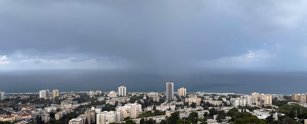 ענן גשם מעל הים - אביב - 14/6/22 - גשם קל כעת על הכרמל המערבי בחיפה (צילום: ירון כרמי)