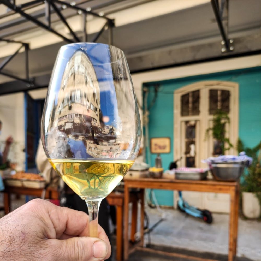 כוס יין • שוק תלפיות בחיפה (צילום: גלעד שטיין)