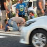 טיפול בפצוע – תאונת קטנוע בשדרות הנגנה פינת דרך צרפת (צילום: ירון כרמי)