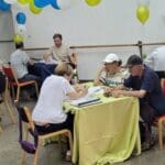 חתימה על חוזים בחיפה – ליווי דיירים התחדשות עירונית – פינוי בינוי – מנשה שמש (צילום באדיבות קיים טכנולוגיות)