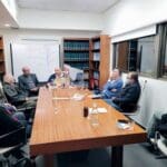 מפגש עם נציגות דיירים – ליווי דיירים התחדשות עירונית – פינוי בינוי – מנשה שמש (צילום באדיבות קיים טכנולוגיות)