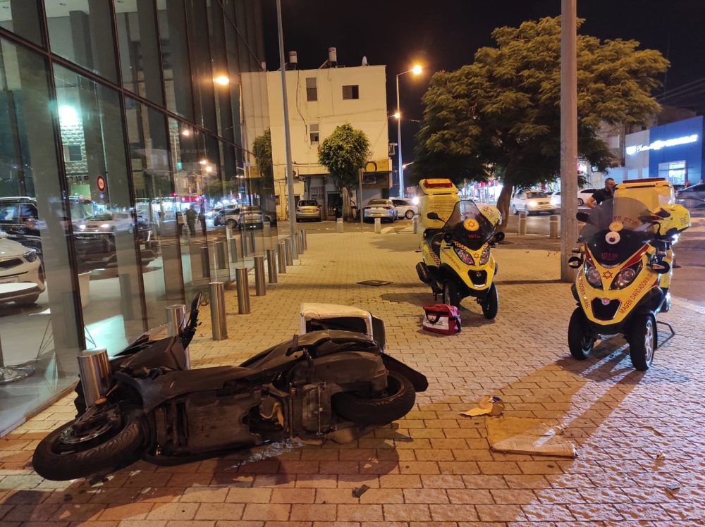 רוכב אופנוע נפגע מרכב בדרך יפו בחיפה (צילום: מד"א)