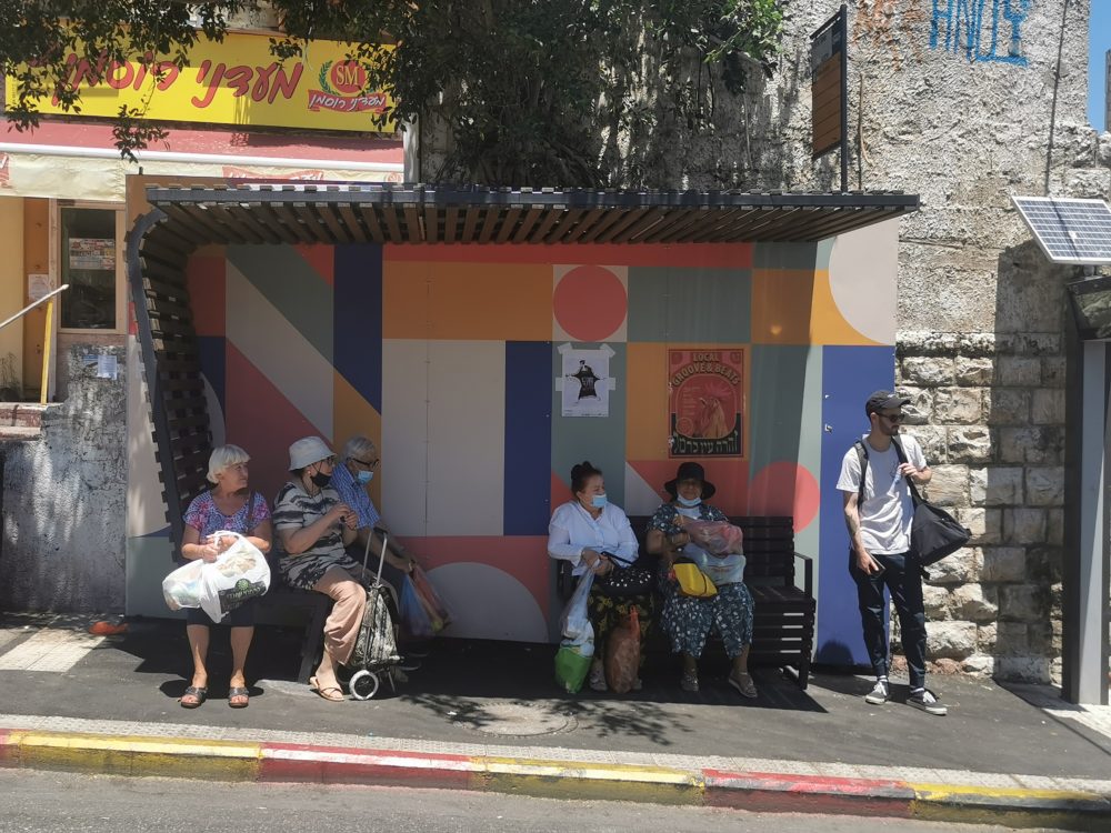 סככה קטנה מדי שאינה מגינה מהגשם ובקושי מגינה מהשמש - שוק תלפיות בחיפה (צילום: סמר עודה - כרנתינג'י)