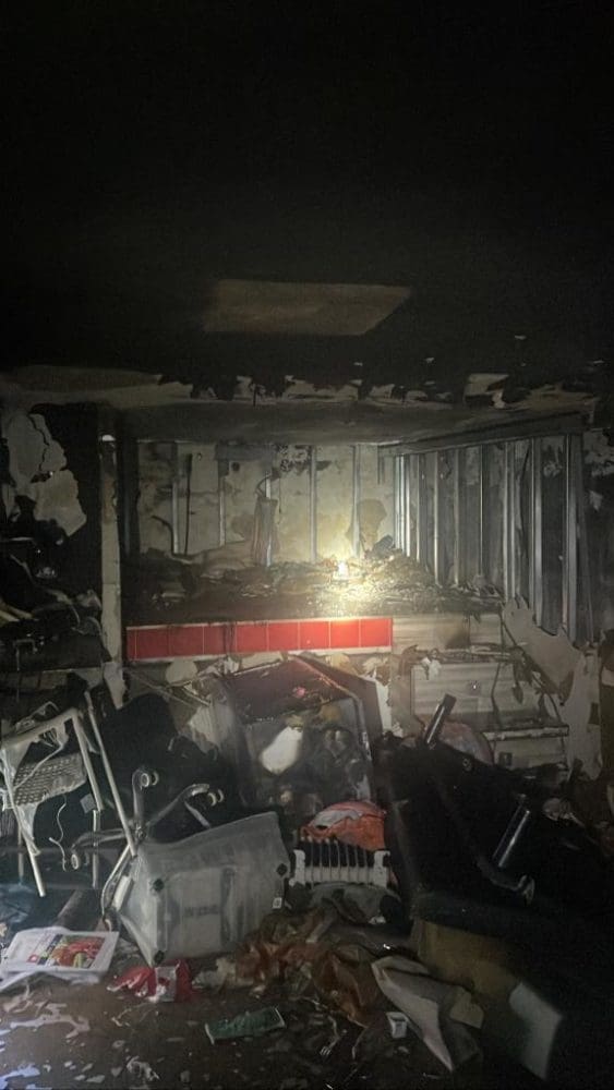 דירה שנשרפה ברחוב יוסף הגידם בחיפה (צילום: כבאות והצלה)