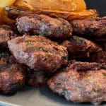 קציצות בשר אשר נצלו על גחלים (צילום: ירון כרמי)