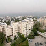 חיפה • בתים על הכרמל הצרפתי אובך מעל הים  (צילום: ירון כרמי)