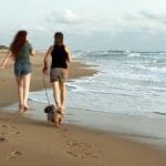 נשים הולכות על חוף הים – חוף טירת הכרמל (צילום: ירון כרמי)