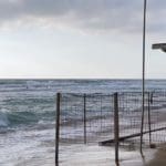 רוחצים בים סוער ללא פיקוח מציל בשעת שקיעה – חיפה – חוף הסטודנטים – ארכיון (צילום: ירון כרמי)