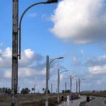 פנסי תאורה חלודים בטיילת הכט – אוגוסט 2022 (צילום: ירון כרמי)