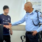 שוטרי תחנת חיפה נער עם צרכים מיוחדים (צילום: שקד ארמה)