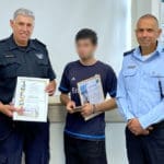 שוטרי תחנת חיפה נער עם צרכים מיוחדים (צילום: שקד ארמה)