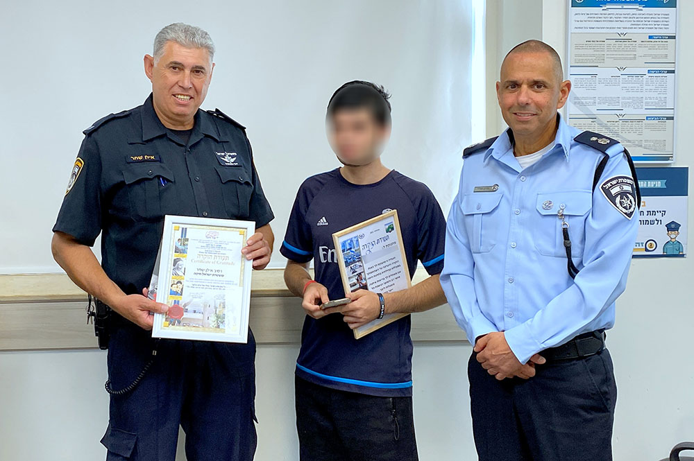 שוטרי תחנת חיפה נער עם צרכים מיוחדים (צילום: שקד ארמה)
