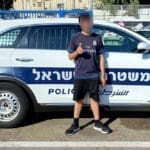 שוטרי תחנת חיפה נער עם צרכים מיוחדים (צילום: שקד ארמה)
