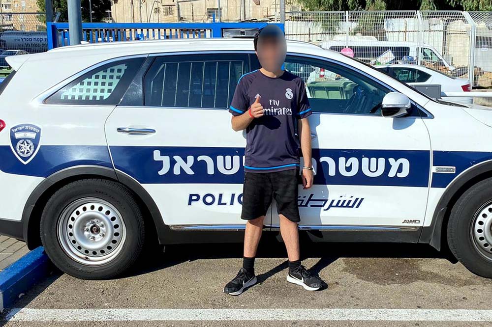 שוטרי תחנת חיפה נער עם צרכים מיוחדים (צילום: שקד ארמה)