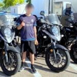 שוטרי תחנת חיפה נער עם צרכים מיוחדים (צילום: שקד ארמה)