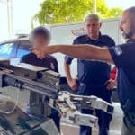 שוטרי תחנת חיפה נער עם צרכים מיוחדים (צילום: שקד ארמה)