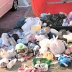 פחים הפוכים ברמת אשכול סמוך לכלי רכב (צילום: חי פה בשטח)