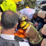 חילוץ אדם מרכבו שהתהפך בכביש הנחש – נשר (צילום: כבאות והצלה)