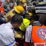 חילוץ אדם מרכבו שהתהפך בכביש הנחש – נשר (צילום: כבאות והצלה)