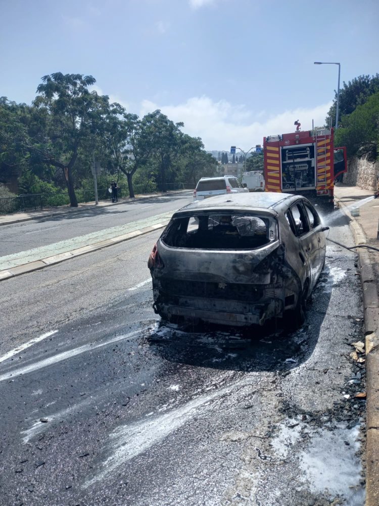 רכב נשרף (צילום: כבאות והצלה)