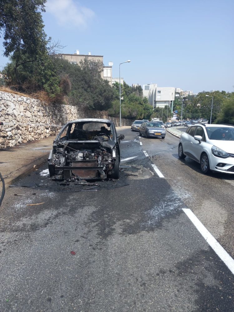 רכב נשרף (צילום: כבאות והצלה)