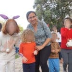 רבקה סלאם עם ילדי בית הספר הדו לשוני בחיפה (צילום: יאיר מיוחס)